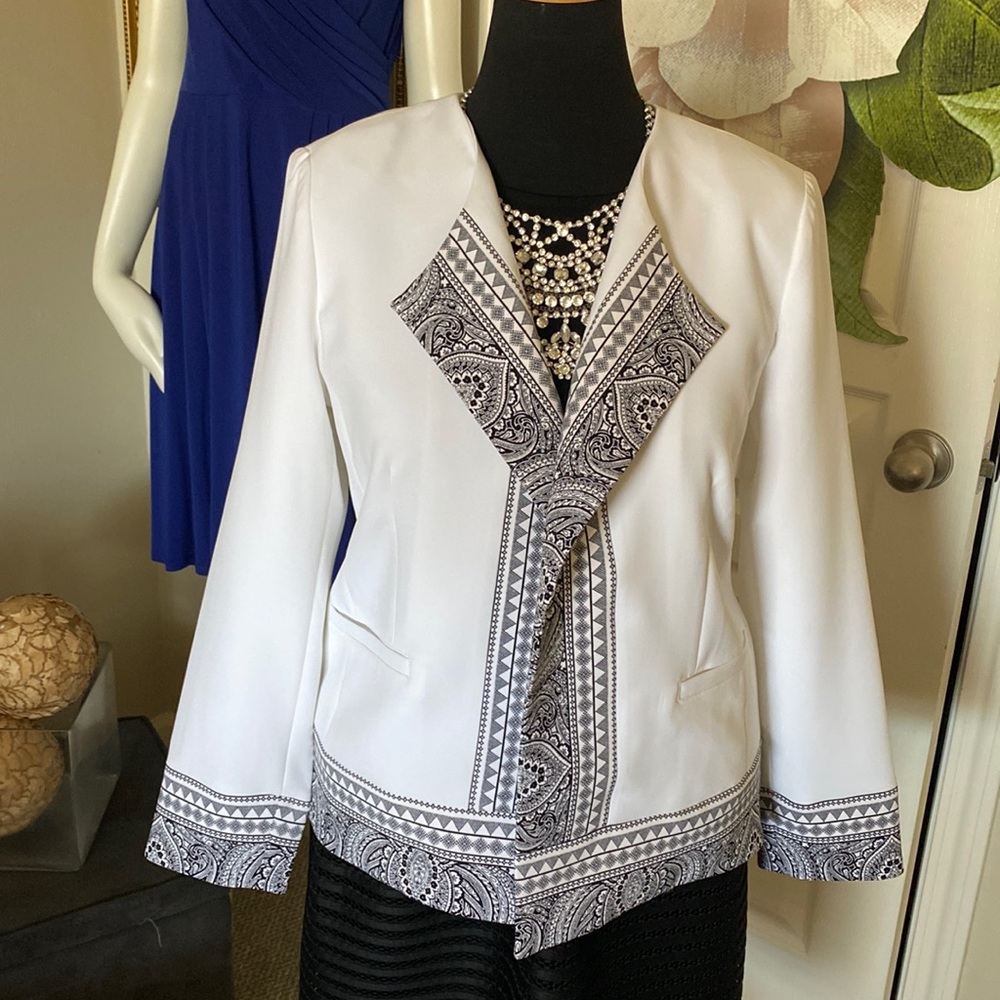 Brilliant white and black Chico’s jacket ❤️